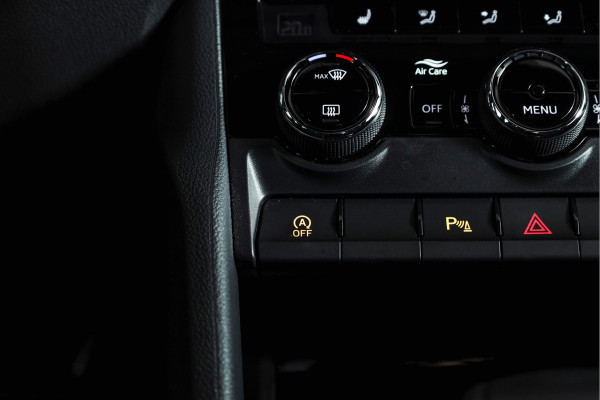 Škoda Karoq 1.5 TSI ACT Sportline Business 150 PK | S/K-Panodak | Dig. Cockpit | Adapt. Cruise | Stoel-+Stuurverw. | PDC | Camera | NAV + App. Connect | ECC | Afn. Trekhaak | LM 19" |