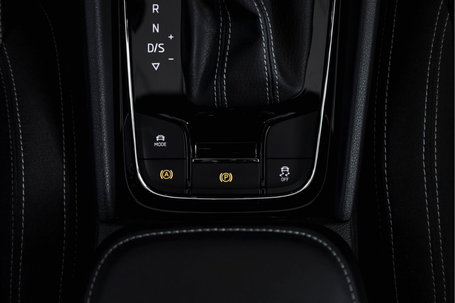 Škoda Karoq 1.5 TSI ACT Sportline Business 150 PK | S/K-Panodak | Dig. Cockpit | Adapt. Cruise | Stoel-+Stuurverw. | PDC | Camera | NAV + App. Connect | ECC | Afn. Trekhaak | LM 19" |
