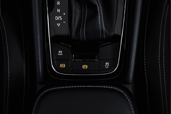 Škoda Karoq 1.5 TSI ACT Sportline Business 150 PK | S/K-Panodak | Dig. Cockpit | Adapt. Cruise | Stoel-+Stuurverw. | PDC | Camera | NAV + App. Connect | ECC | Afn. Trekhaak | LM 19" |