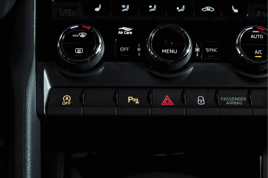 Škoda Karoq 1.5 TSI ACT Sportline Business 150 PK | S/K-Panodak | Dig. Cockpit | Adapt. Cruise | Stoel-+Stuurverw. | PDC | Camera | NAV + App. Connect | ECC | Afn. Trekhaak | LM 19" |