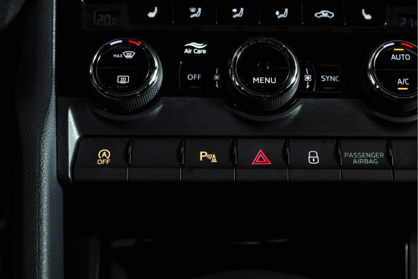 Škoda Karoq 1.5 TSI ACT Sportline Business 150 PK | S/K-Panodak | Dig. Cockpit | Adapt. Cruise | Stoel-+Stuurverw. | PDC | Camera | NAV + App. Connect | ECC | Afn. Trekhaak | LM 19" |