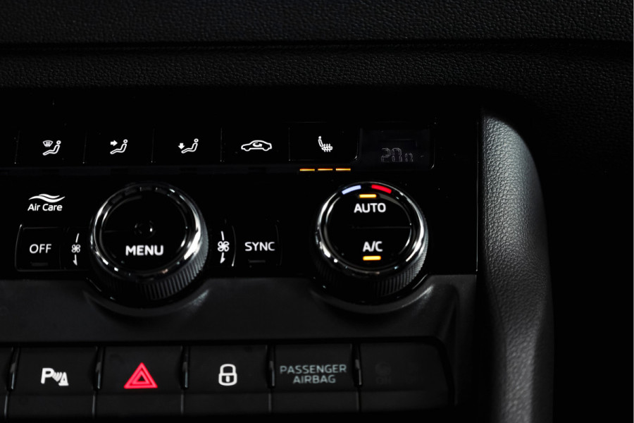 Škoda Karoq 1.5 TSI ACT Sportline Business 150 PK | S/K-Panodak | Dig. Cockpit | Adapt. Cruise | Stoel-+Stuurverw. | PDC | Camera | NAV + App. Connect | ECC | Afn. Trekhaak | LM 19" |