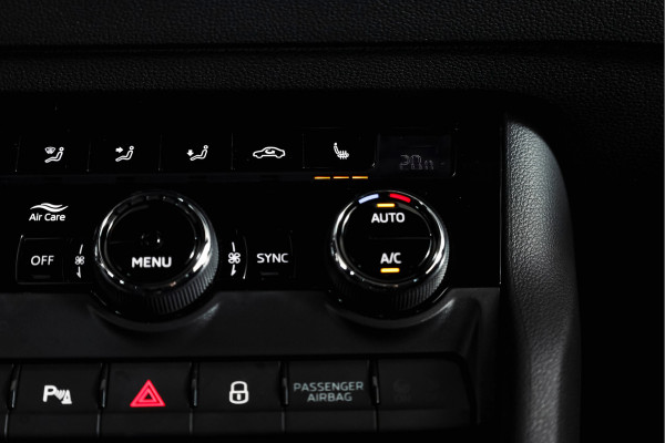 Škoda Karoq 1.5 TSI ACT Sportline Business 150 PK | S/K-Panodak | Dig. Cockpit | Adapt. Cruise | Stoel-+Stuurverw. | PDC | Camera | NAV + App. Connect | ECC | Afn. Trekhaak | LM 19" |