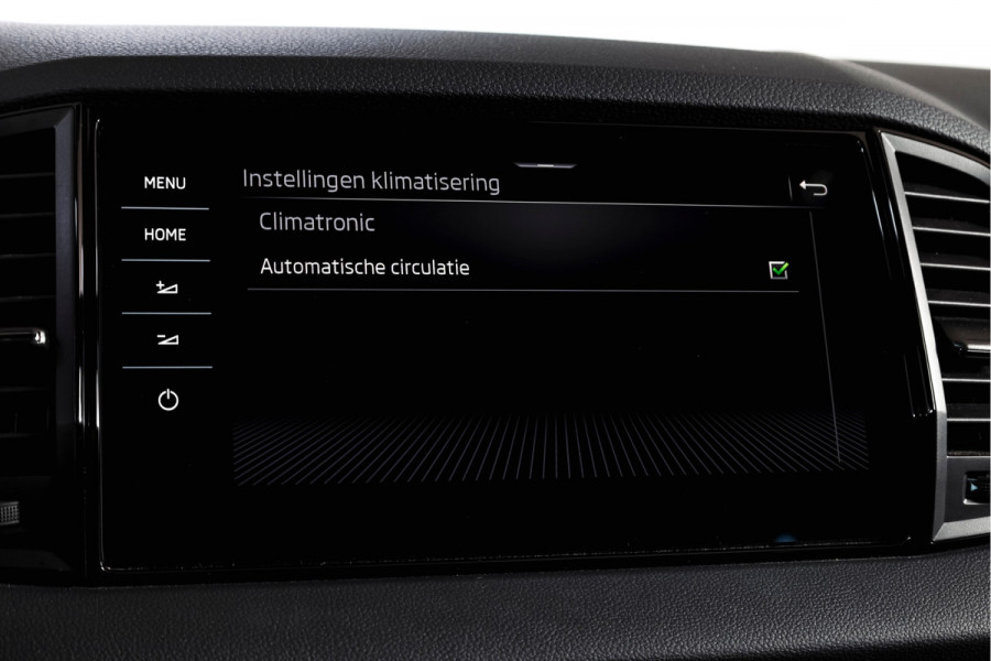 Škoda Karoq 1.5 TSI ACT Sportline Business 150 PK | S/K-Panodak | Dig. Cockpit | Adapt. Cruise | Stoel-+Stuurverw. | PDC | Camera | NAV + App. Connect | ECC | Afn. Trekhaak | LM 19" |