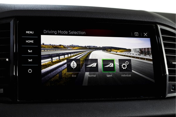 Škoda Karoq 1.5 TSI ACT Sportline Business 150 PK | S/K-Panodak | Dig. Cockpit | Adapt. Cruise | Stoel-+Stuurverw. | PDC | Camera | NAV + App. Connect | ECC | Afn. Trekhaak | LM 19" |