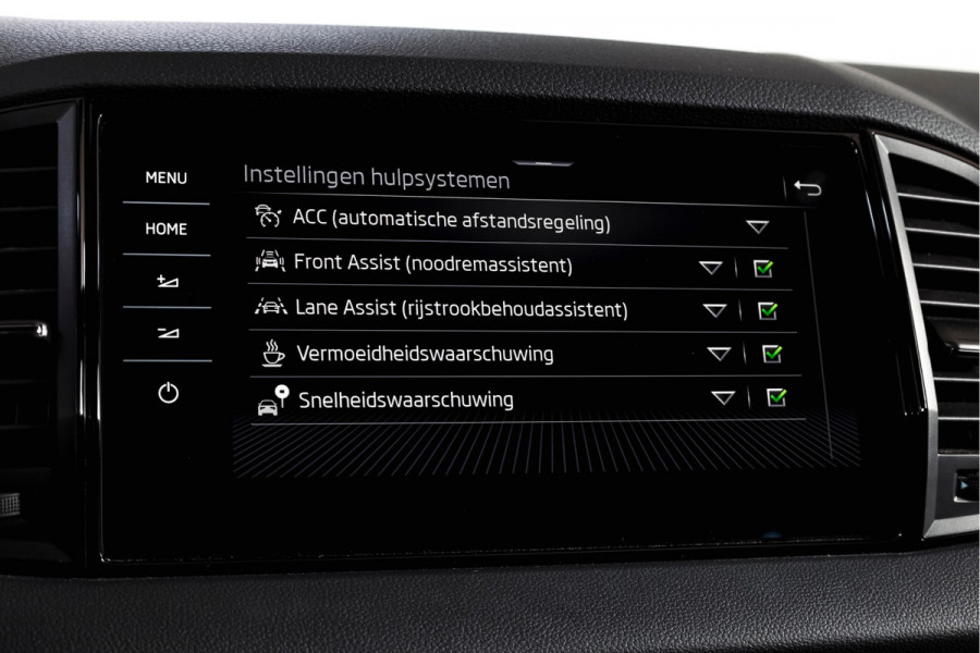 Škoda Karoq 1.5 TSI ACT Sportline Business 150 PK | S/K-Panodak | Dig. Cockpit | Adapt. Cruise | Stoel-+Stuurverw. | PDC | Camera | NAV + App. Connect | ECC | Afn. Trekhaak | LM 19" |
