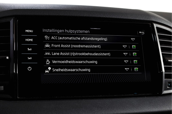 Škoda Karoq 1.5 TSI ACT Sportline Business 150 PK | S/K-Panodak | Dig. Cockpit | Adapt. Cruise | Stoel-+Stuurverw. | PDC | Camera | NAV + App. Connect | ECC | Afn. Trekhaak | LM 19" |
