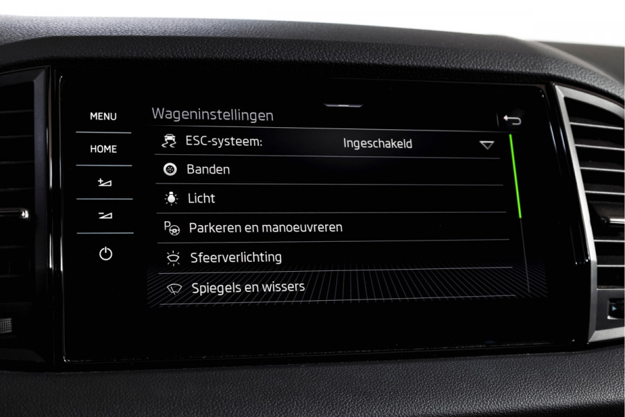 Škoda Karoq 1.5 TSI ACT Sportline Business 150 PK | S/K-Panodak | Dig. Cockpit | Adapt. Cruise | Stoel-+Stuurverw. | PDC | Camera | NAV + App. Connect | ECC | Afn. Trekhaak | LM 19" |