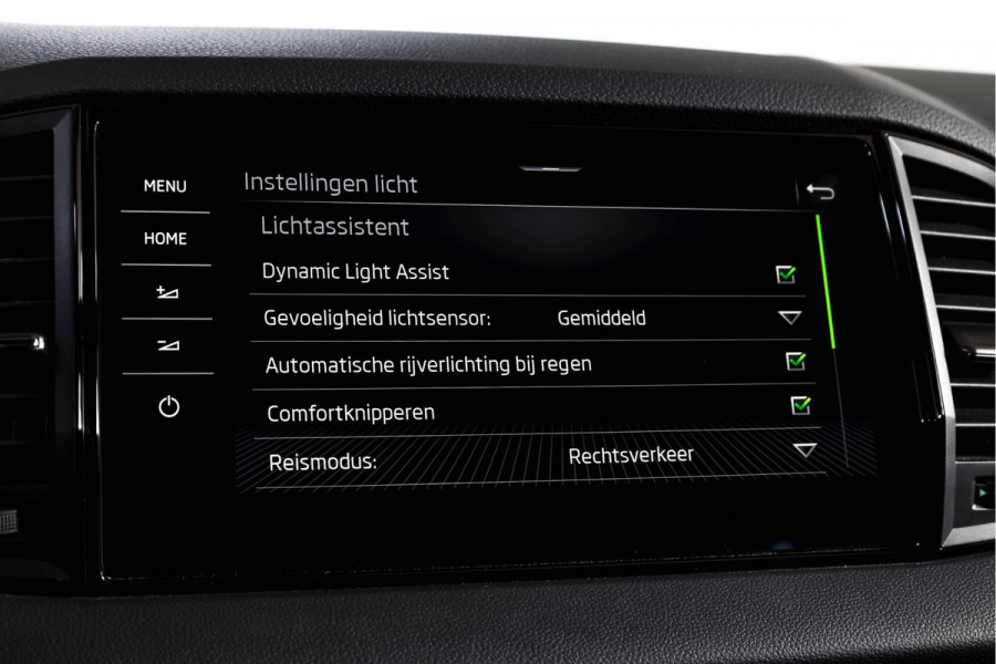 Škoda Karoq 1.5 TSI ACT Sportline Business 150 PK | S/K-Panodak | Dig. Cockpit | Adapt. Cruise | Stoel-+Stuurverw. | PDC | Camera | NAV + App. Connect | ECC | Afn. Trekhaak | LM 19" |
