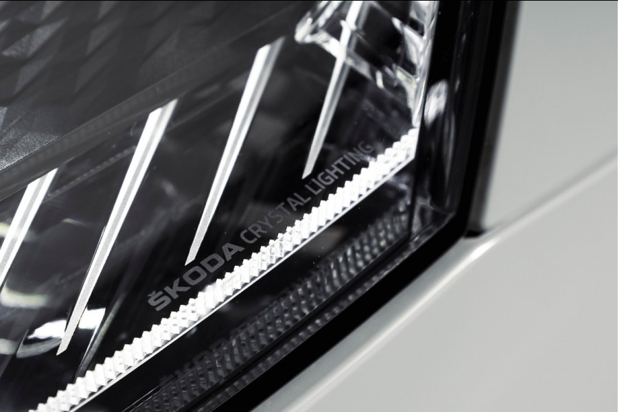 Škoda Karoq 1.5 TSI ACT Sportline Business 150 PK | S/K-Panodak | Dig. Cockpit | Adapt. Cruise | Stoel-+Stuurverw. | PDC | Camera | NAV + App. Connect | ECC | Afn. Trekhaak | LM 19" |