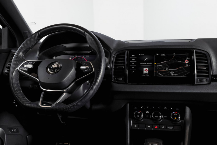 Škoda Karoq 1.5 TSI ACT Sportline Business 150 PK | S/K-Panodak | Dig. Cockpit | Adapt. Cruise | Stoel-+Stuurverw. | PDC | Camera | NAV + App. Connect | ECC | Afn. Trekhaak | LM 19" |