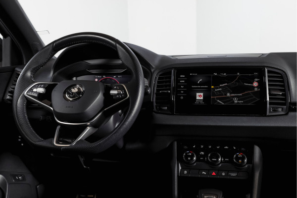 Škoda Karoq 1.5 TSI ACT Sportline Business 150 PK | S/K-Panodak | Dig. Cockpit | Adapt. Cruise | Stoel-+Stuurverw. | PDC | Camera | NAV + App. Connect | ECC | Afn. Trekhaak | LM 19" |