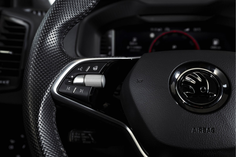 Škoda Karoq 1.5 TSI ACT Sportline Business 150 PK | S/K-Panodak | Dig. Cockpit | Adapt. Cruise | Stoel-+Stuurverw. | PDC | Camera | NAV + App. Connect | ECC | Afn. Trekhaak | LM 19" |