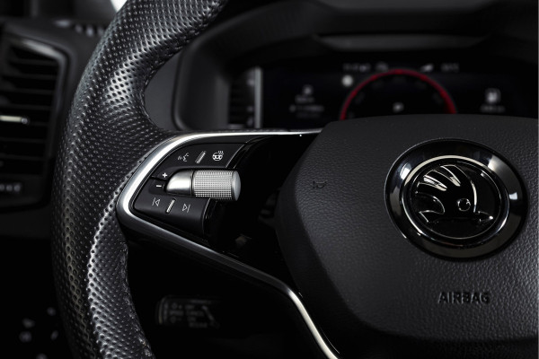 Škoda Karoq 1.5 TSI ACT Sportline Business 150 PK | S/K-Panodak | Dig. Cockpit | Adapt. Cruise | Stoel-+Stuurverw. | PDC | Camera | NAV + App. Connect | ECC | Afn. Trekhaak | LM 19" |