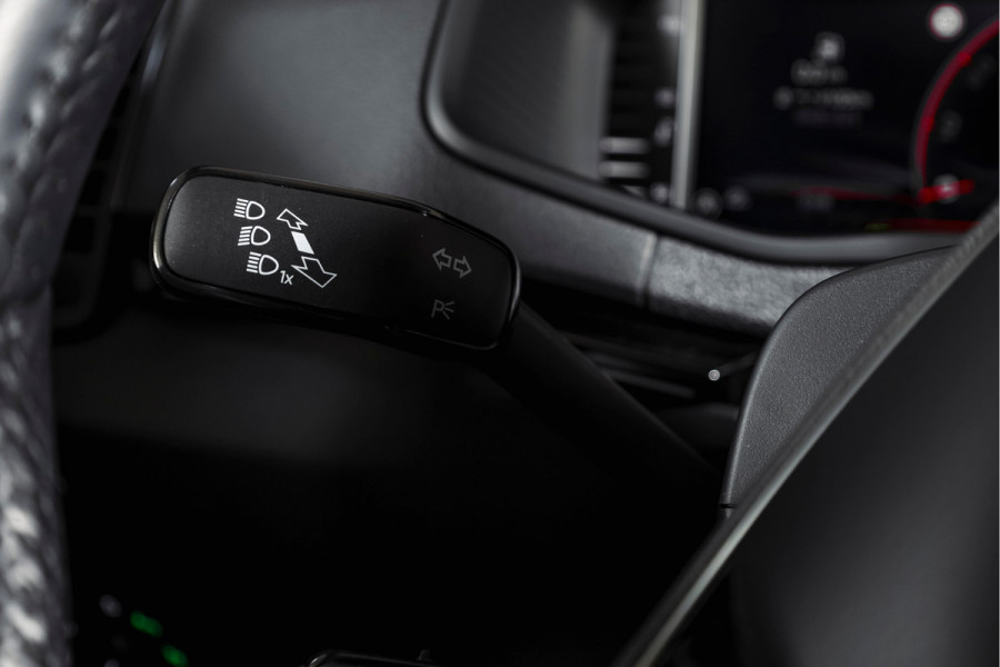 Škoda Karoq 1.5 TSI ACT Sportline Business 150 PK | S/K-Panodak | Dig. Cockpit | Adapt. Cruise | Stoel-+Stuurverw. | PDC | Camera | NAV + App. Connect | ECC | Afn. Trekhaak | LM 19" |