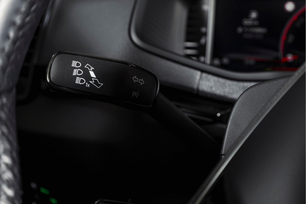Škoda Karoq 1.5 TSI ACT Sportline Business 150 PK | S/K-Panodak | Dig. Cockpit | Adapt. Cruise | Stoel-+Stuurverw. | PDC | Camera | NAV + App. Connect | ECC | Afn. Trekhaak | LM 19" |