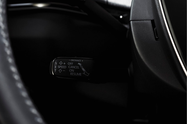 Škoda Karoq 1.5 TSI ACT Sportline Business 150 PK | S/K-Panodak | Dig. Cockpit | Adapt. Cruise | Stoel-+Stuurverw. | PDC | Camera | NAV + App. Connect | ECC | Afn. Trekhaak | LM 19" |