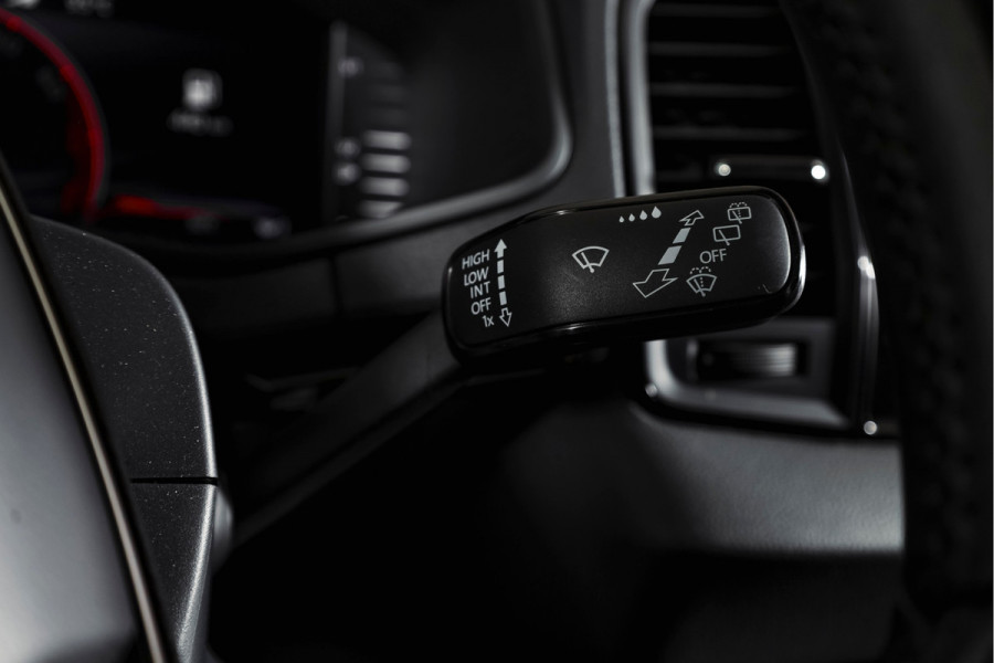 Škoda Karoq 1.5 TSI ACT Sportline Business 150 PK | S/K-Panodak | Dig. Cockpit | Adapt. Cruise | Stoel-+Stuurverw. | PDC | Camera | NAV + App. Connect | ECC | Afn. Trekhaak | LM 19" |