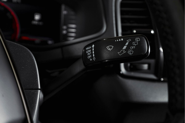 Škoda Karoq 1.5 TSI ACT Sportline Business 150 PK | S/K-Panodak | Dig. Cockpit | Adapt. Cruise | Stoel-+Stuurverw. | PDC | Camera | NAV + App. Connect | ECC | Afn. Trekhaak | LM 19" |