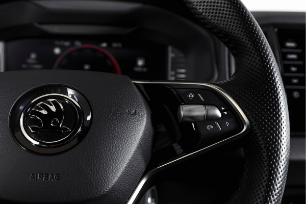 Škoda Karoq 1.5 TSI ACT Sportline Business 150 PK | S/K-Panodak | Dig. Cockpit | Adapt. Cruise | Stoel-+Stuurverw. | PDC | Camera | NAV + App. Connect | ECC | Afn. Trekhaak | LM 19" |