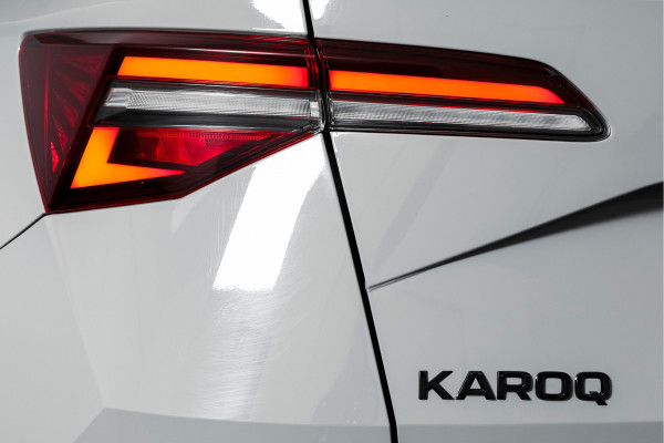 Škoda Karoq 1.5 TSI ACT Sportline Business 150 PK | S/K-Panodak | Dig. Cockpit | Adapt. Cruise | Stoel-+Stuurverw. | PDC | Camera | NAV + App. Connect | ECC | Afn. Trekhaak | LM 19" |