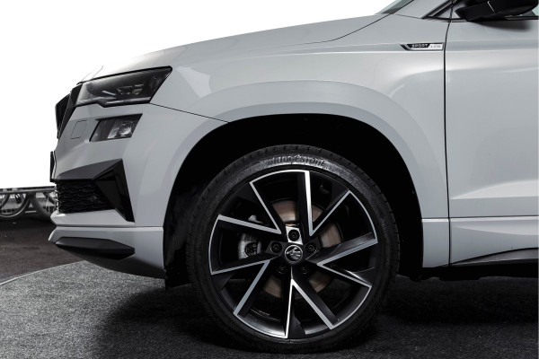 Škoda Karoq 1.5 TSI ACT Sportline Business 150 PK | S/K-Panodak | Dig. Cockpit | Adapt. Cruise | Stoel-+Stuurverw. | PDC | Camera | NAV + App. Connect | ECC | Afn. Trekhaak | LM 19" |