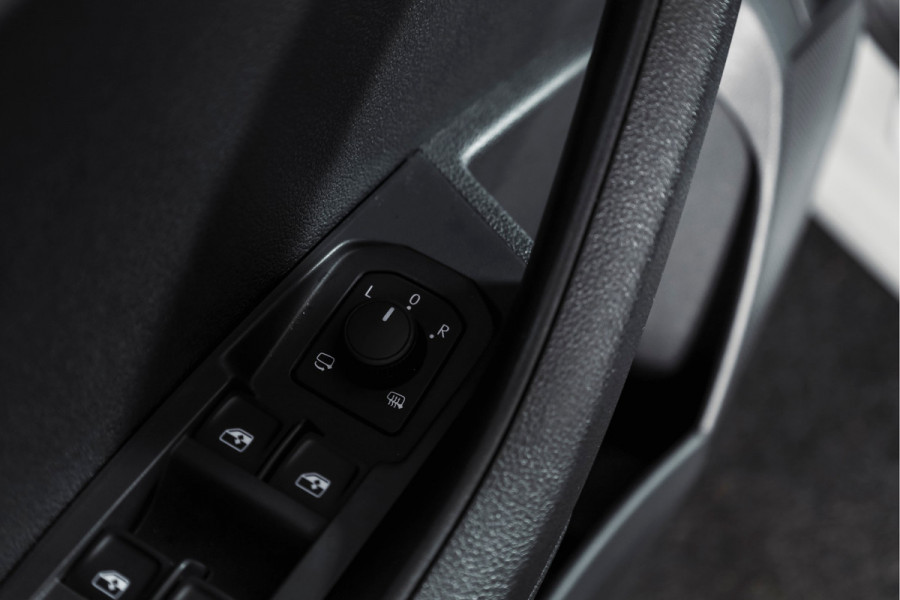 Škoda Karoq 1.5 TSI ACT Sportline Business 150 PK | S/K-Panodak | Dig. Cockpit | Adapt. Cruise | Stoel-+Stuurverw. | PDC | Camera | NAV + App. Connect | ECC | Afn. Trekhaak | LM 19" |