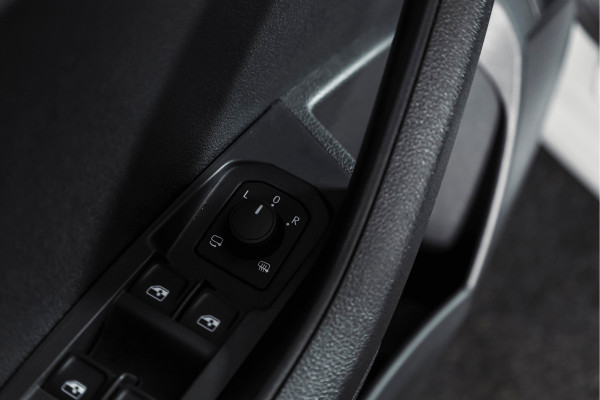 Škoda Karoq 1.5 TSI ACT Sportline Business 150 PK | S/K-Panodak | Dig. Cockpit | Adapt. Cruise | Stoel-+Stuurverw. | PDC | Camera | NAV + App. Connect | ECC | Afn. Trekhaak | LM 19" |
