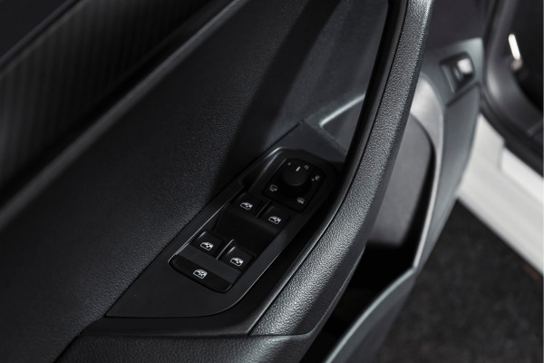 Škoda Karoq 1.5 TSI ACT Sportline Business 150 PK | S/K-Panodak | Dig. Cockpit | Adapt. Cruise | Stoel-+Stuurverw. | PDC | Camera | NAV + App. Connect | ECC | Afn. Trekhaak | LM 19" |