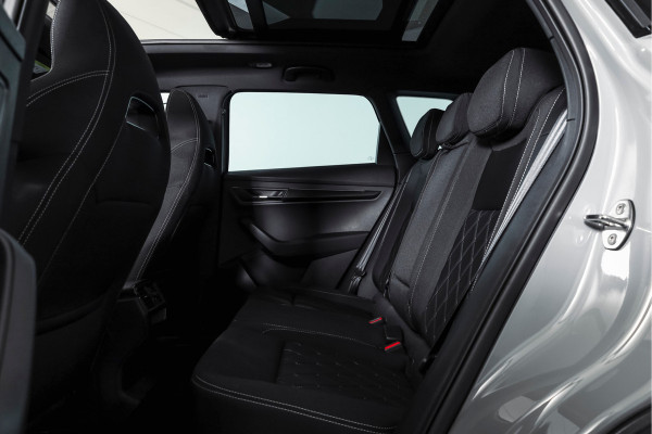 Škoda Karoq 1.5 TSI ACT Sportline Business 150 PK | S/K-Panodak | Dig. Cockpit | Adapt. Cruise | Stoel-+Stuurverw. | PDC | Camera | NAV + App. Connect | ECC | Afn. Trekhaak | LM 19" |