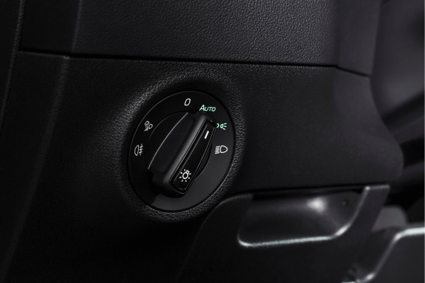 Škoda Karoq 1.5 TSI ACT Sportline Business 150 PK | S/K-Panodak | Dig. Cockpit | Adapt. Cruise | Stoel-+Stuurverw. | PDC | Camera | NAV + App. Connect | ECC | Afn. Trekhaak | LM 19" |