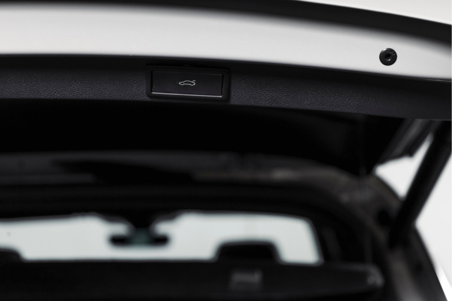 Škoda Karoq 1.5 TSI ACT Sportline Business 150 PK | S/K-Panodak | Dig. Cockpit | Adapt. Cruise | Stoel-+Stuurverw. | PDC | Camera | NAV + App. Connect | ECC | Afn. Trekhaak | LM 19" |
