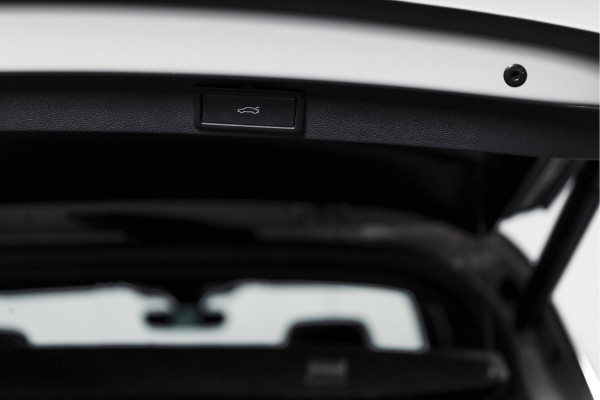 Škoda Karoq 1.5 TSI ACT Sportline Business 150 PK | S/K-Panodak | Dig. Cockpit | Adapt. Cruise | Stoel-+Stuurverw. | PDC | Camera | NAV + App. Connect | ECC | Afn. Trekhaak | LM 19" |