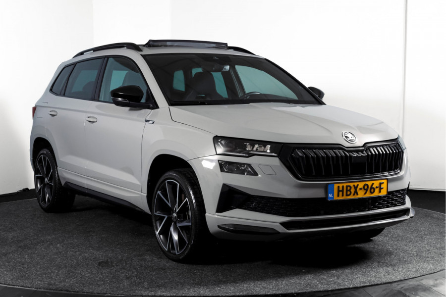 Škoda Karoq 1.5 TSI ACT Sportline Business 150 PK | S/K-Panodak | Dig. Cockpit | Adapt. Cruise | Stoel-+Stuurverw. | PDC | Camera | NAV + App. Connect | ECC | Afn. Trekhaak | LM 19" |