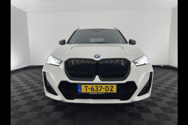 BMW iX1 xDrive30 M-Styling Launch Edition 67 kWh (3-Fase-11kW) {SoH-99%) (INCL.BTW) *LEATHER-MICROFIBRE | FULL-LED | HARMAN/KARDON | WIDESCREEN-DIGI-COCKPIT | CAMERA | PRIVACY-GLASS | SHIFT-PADDLES | SPORT-SEATS | NAVI-FULLMAP | DAB+ | 18''ALU | TOWBAR*