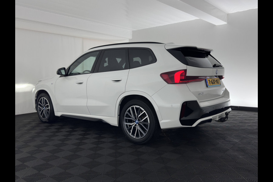 BMW iX1 xDrive30 M-Styling Launch Edition 67 kWh (3-Fase-11kW) {SoH-99%) (INCL.BTW) *LEATHER-MICROFIBRE | FULL-LED | HARMAN/KARDON | WIDESCREEN-DIGI-COCKPIT | CAMERA | PRIVACY-GLASS | SHIFT-PADDLES | SPORT-SEATS | NAVI-FULLMAP | DAB+ | 18''ALU | TOWBAR*
