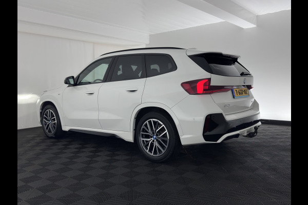 BMW iX1 xDrive30 M-Styling Launch Edition 67 kWh (3-Fase-11kW) {SoH-99%) (INCL.BTW) *LEATHER-MICROFIBRE | FULL-LED | HARMAN/KARDON | WIDESCREEN-DIGI-COCKPIT | CAMERA | PRIVACY-GLASS | SHIFT-PADDLES | SPORT-SEATS | NAVI-FULLMAP | DAB+ | 18''ALU | TOWBAR*