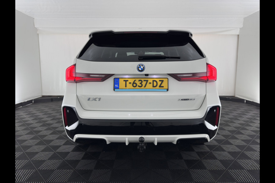 BMW iX1 xDrive30 M-Styling Launch Edition 67 kWh (3-Fase-11kW) {SoH-99%) (INCL.BTW) *LEATHER-MICROFIBRE | FULL-LED | HARMAN/KARDON | WIDESCREEN-DIGI-COCKPIT | CAMERA | PRIVACY-GLASS | SHIFT-PADDLES | SPORT-SEATS | NAVI-FULLMAP | DAB+ | 18''ALU | TOWBAR*