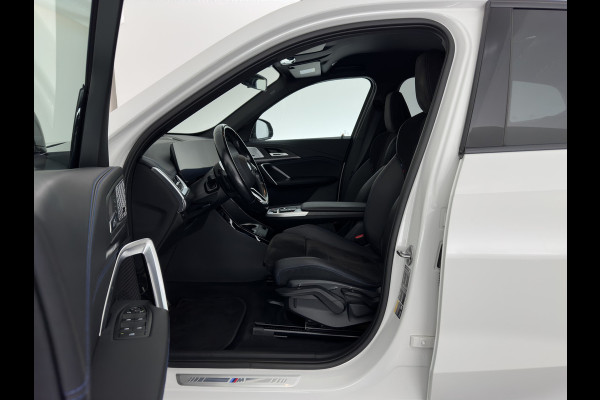 BMW iX1 xDrive30 M-Styling Launch Edition 67 kWh (3-Fase-11kW) {SoH-99%) (INCL.BTW) *LEATHER-MICROFIBRE | FULL-LED | HARMAN/KARDON | WIDESCREEN-DIGI-COCKPIT | CAMERA | PRIVACY-GLASS | SHIFT-PADDLES | SPORT-SEATS | NAVI-FULLMAP | DAB+ | 18''ALU | TOWBAR*