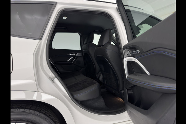 BMW iX1 xDrive30 M-Styling Launch Edition 67 kWh (3-Fase-11kW) {SoH-99%) (INCL.BTW) *LEATHER-MICROFIBRE | FULL-LED | HARMAN/KARDON | WIDESCREEN-DIGI-COCKPIT | CAMERA | PRIVACY-GLASS | SHIFT-PADDLES | SPORT-SEATS | NAVI-FULLMAP | DAB+ | 18''ALU | TOWBAR*