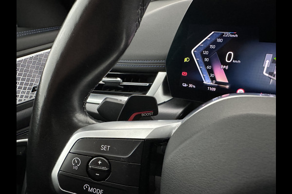 BMW iX1 xDrive30 M-Styling Launch Edition 67 kWh (3-Fase-11kW) {SoH-99%) (INCL.BTW) *LEATHER-MICROFIBRE | FULL-LED | HARMAN/KARDON | WIDESCREEN-DIGI-COCKPIT | CAMERA | PRIVACY-GLASS | SHIFT-PADDLES | SPORT-SEATS | NAVI-FULLMAP | DAB+ | 18''ALU | TOWBAR*