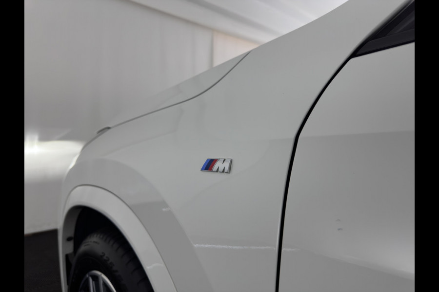 BMW iX1 xDrive30 M-Styling Launch Edition 67 kWh (3-Fase-11kW) {SoH-99%) (INCL.BTW) *LEATHER-MICROFIBRE | FULL-LED | HARMAN/KARDON | WIDESCREEN-DIGI-COCKPIT | CAMERA | PRIVACY-GLASS | SHIFT-PADDLES | SPORT-SEATS | NAVI-FULLMAP | DAB+ | 18''ALU | TOWBAR*