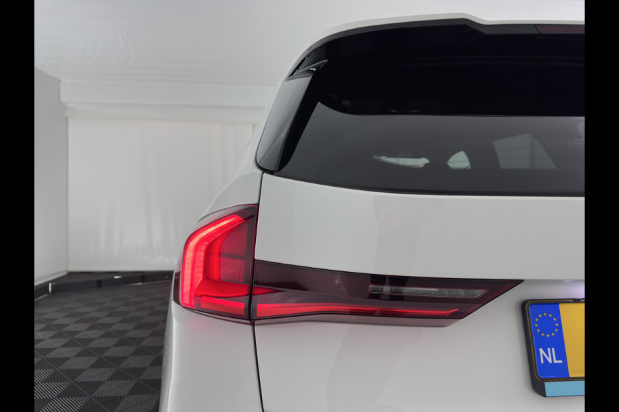 BMW iX1 xDrive30 M-Styling Launch Edition 67 kWh (3-Fase-11kW) {SoH-99%) (INCL.BTW) *LEATHER-MICROFIBRE | FULL-LED | HARMAN/KARDON | WIDESCREEN-DIGI-COCKPIT | CAMERA | PRIVACY-GLASS | SHIFT-PADDLES | SPORT-SEATS | NAVI-FULLMAP | DAB+ | 18''ALU | TOWBAR*
