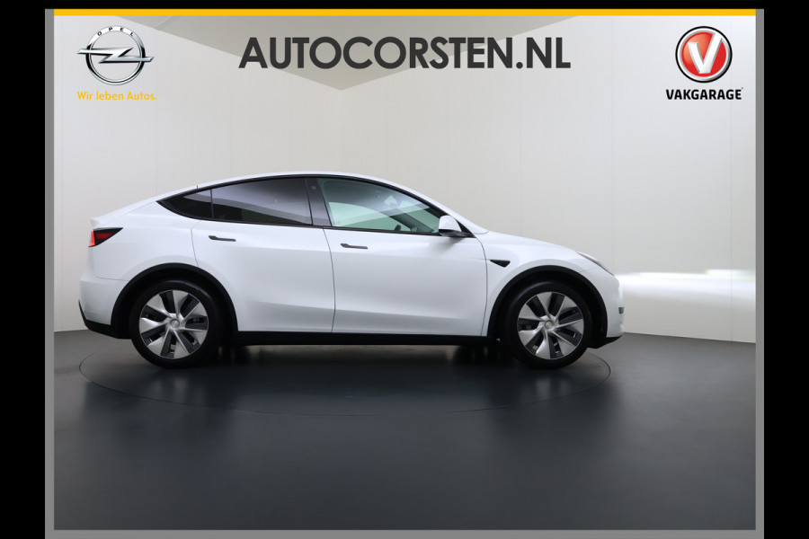 Tesla Model Y RWD 300PK LFP SOH 90% Trekhaak Warmtepomp Leder Camera's Elek.Stoelen+Memory Google®-Navi Panoramadak Stoel+Stuurverwarming Privacy Glas Lmv 19" Led Draadloos Tel. Laden Isofix AMD Ryzen™ Premium Audio 1.600KG Trekgewicht 1e Eigenaar Origineel Nederlandse Auto
