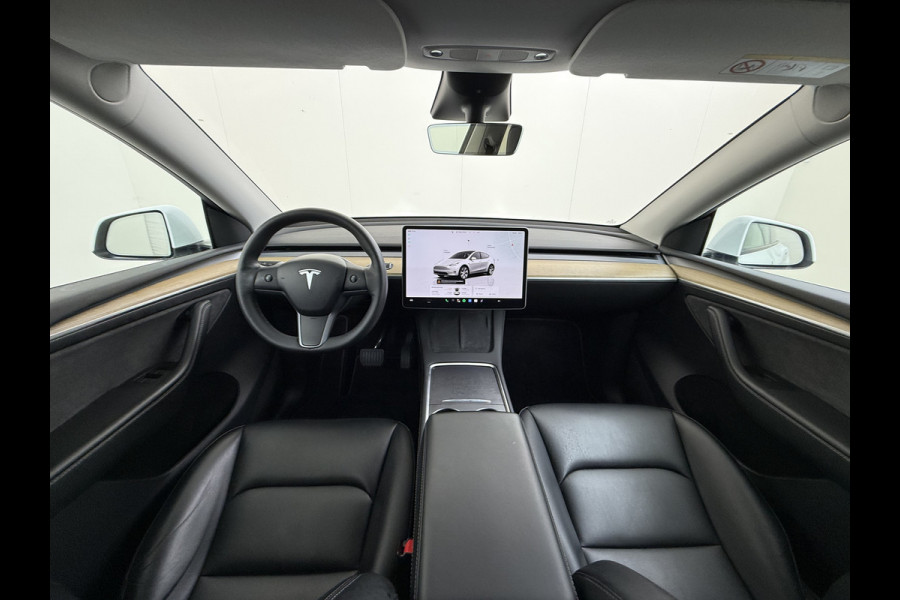 Tesla Model Y RWD 300PK LFP SOH 90% Trekhaak Warmtepomp Leder Camera's Elek.Stoelen+Memory Google®-Navi Panoramadak Stoel+Stuurverwarming Privacy Glas Lmv 19" Led Draadloos Tel. Laden Isofix AMD Ryzen™ Premium Audio 1.600KG Trekgewicht 1e Eigenaar Origineel Nederlandse Auto