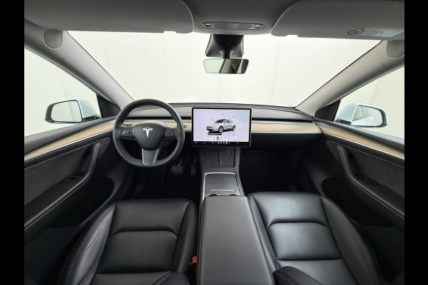 Tesla Model Y RWD 300PK LFP SOH 90% Trekhaak Warmtepomp Leder Camera's Elek.Stoelen+Memory Google®-Navi Panoramadak Stoel+Stuurverwarming Privacy Glas Lmv 19" Led Draadloos Tel. Laden Isofix AMD Ryzen™ Premium Audio 1.600KG Trekgewicht 1e Eigenaar Origineel Nederlandse Auto
