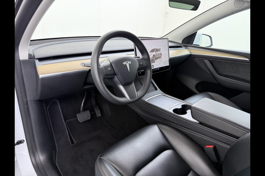 Tesla Model Y RWD 300PK LFP SOH 90% Trekhaak Warmtepomp Leder Camera's Elek.Stoelen+Memory Google®-Navi Panoramadak Stoel+Stuurverwarming Privacy Glas Lmv 19" Led Draadloos Tel. Laden Isofix AMD Ryzen™ Premium Audio 1.600KG Trekgewicht 1e Eigenaar Origineel Nederlandse Auto