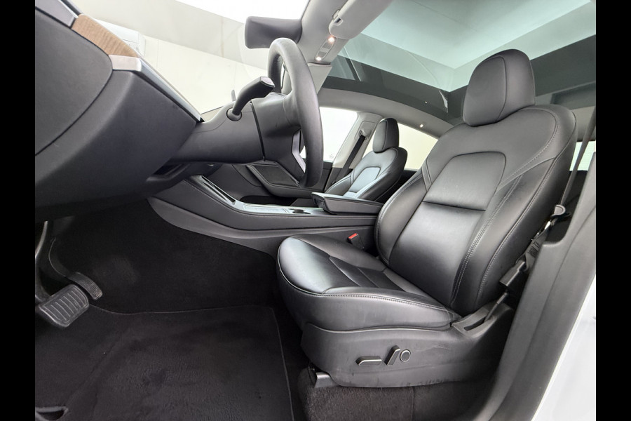 Tesla Model Y RWD 300PK LFP SOH 90% Trekhaak Warmtepomp Leder Camera's Elek.Stoelen+Memory Google®-Navi Panoramadak Stoel+Stuurverwarming Privacy Glas Lmv 19" Led Draadloos Tel. Laden Isofix AMD Ryzen™ Premium Audio 1.600KG Trekgewicht 1e Eigenaar Origineel Nederlandse Auto
