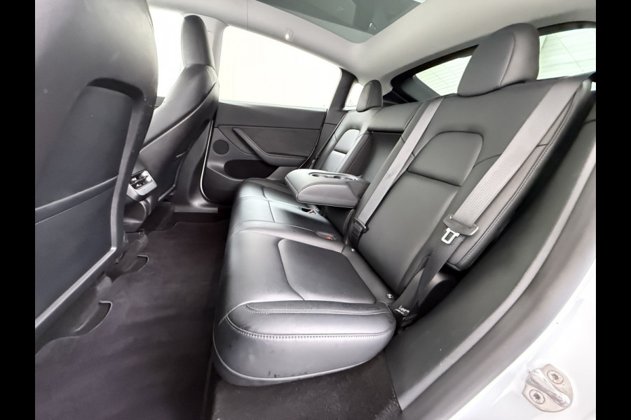Tesla Model Y RWD 300PK LFP SOH 90% Trekhaak Warmtepomp Leder Camera's Elek.Stoelen+Memory Google®-Navi Panoramadak Stoel+Stuurverwarming Privacy Glas Lmv 19" Led Draadloos Tel. Laden Isofix AMD Ryzen™ Premium Audio 1.600KG Trekgewicht 1e Eigenaar Origineel Nederlandse Auto
