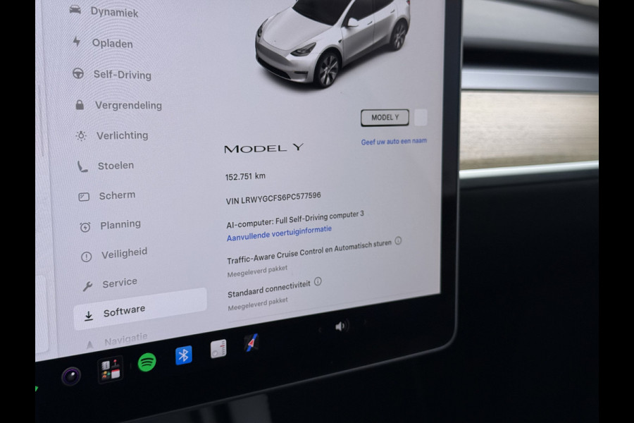 Tesla Model Y RWD 300PK LFP SOH 90% Trekhaak Warmtepomp Leder Camera's Elek.Stoelen+Memory Google®-Navi Panoramadak Stoel+Stuurverwarming Privacy Glas Lmv 19" Led Draadloos Tel. Laden Isofix AMD Ryzen™ Premium Audio 1.600KG Trekgewicht 1e Eigenaar Origineel Nederlandse Auto